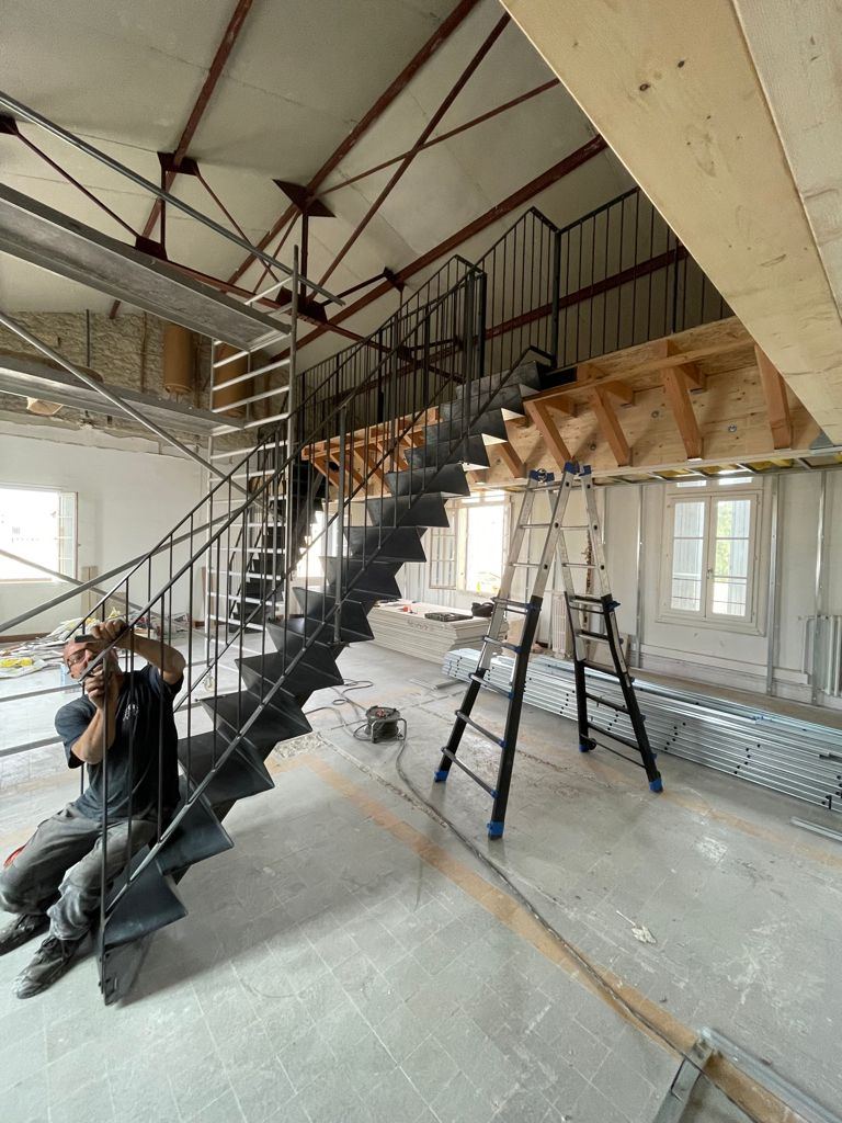 Chantier : pose de l’escalier métallique et de la mezzanine