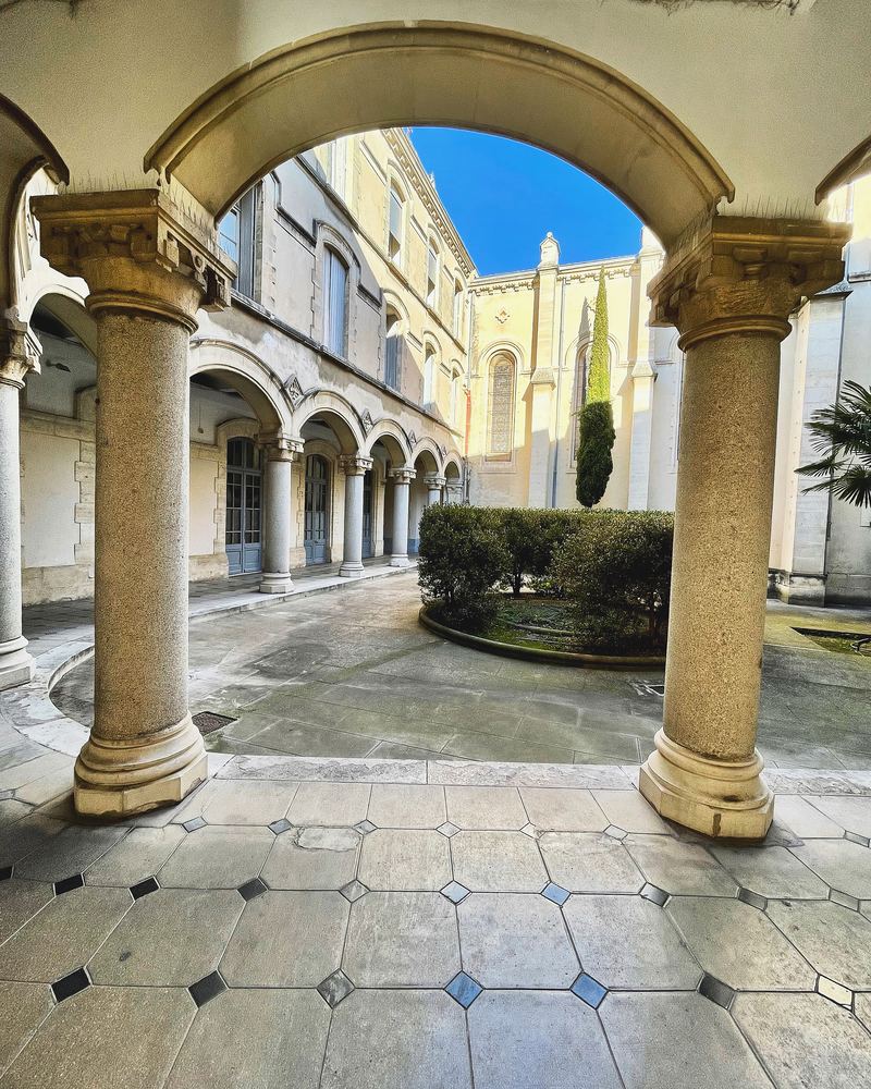 Hall de l’immeuble, cour et colonnes